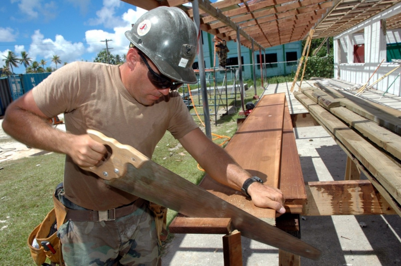 menuisier-TRANS EN PROVENCE-min_worker_construction_building_carpenter_male_job_build_helmet-893290